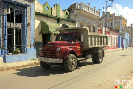 Dans le cas des camions américains des années cinquante, leur cabine s’est souvent retrouvée sur un châssis de camion militaire russe comme ce fut le cas pour ce Dodge de 1954 ou 55 vu dans la petit ville de Cardenas.